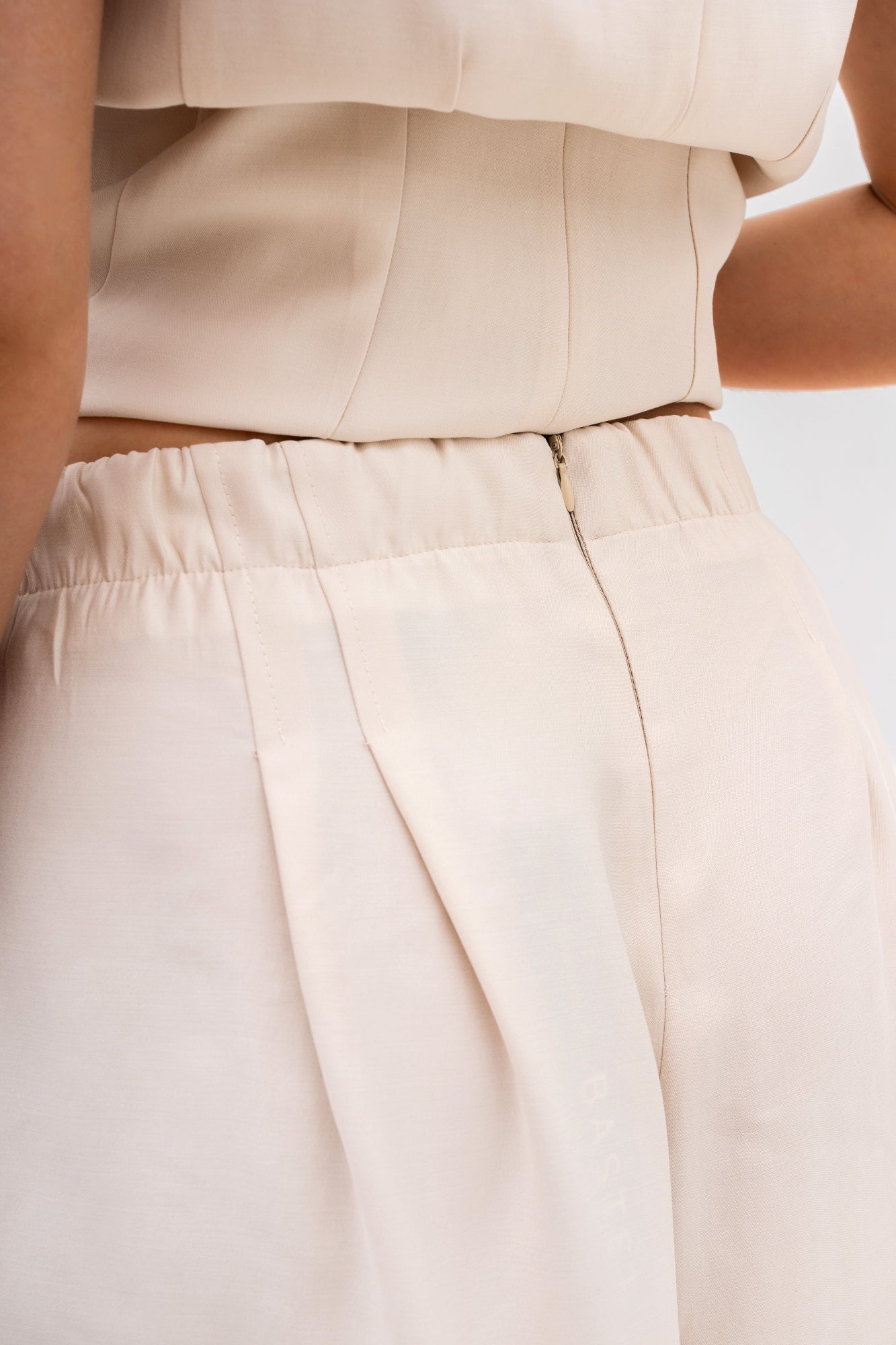 Szerokie spodnie damskie z zakładkami – elegancki fason z gumką w pasie