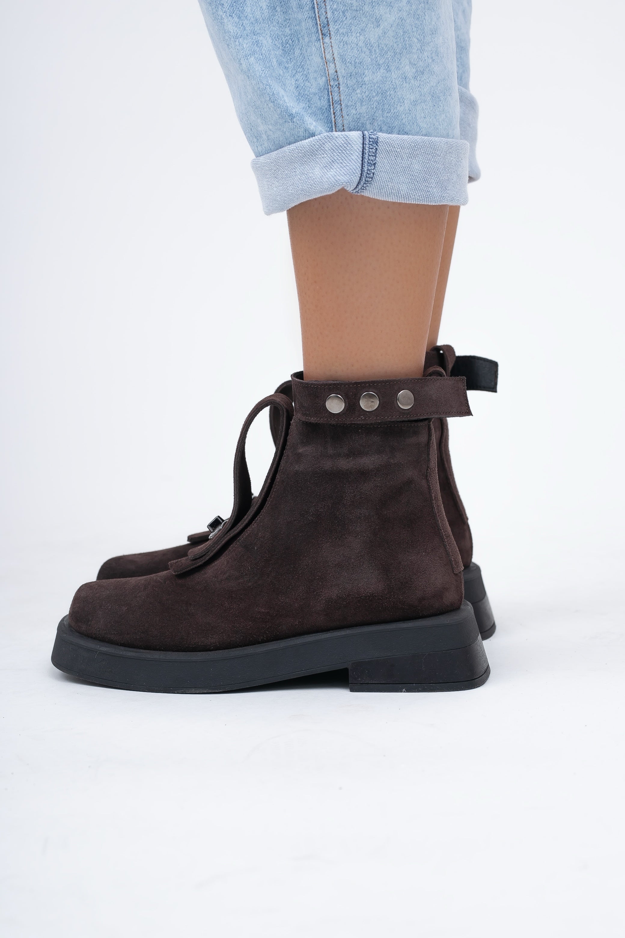 Schokoladenbraune Wildleder-Ankle-Boots mit dekorativem Riemen 2 in 1