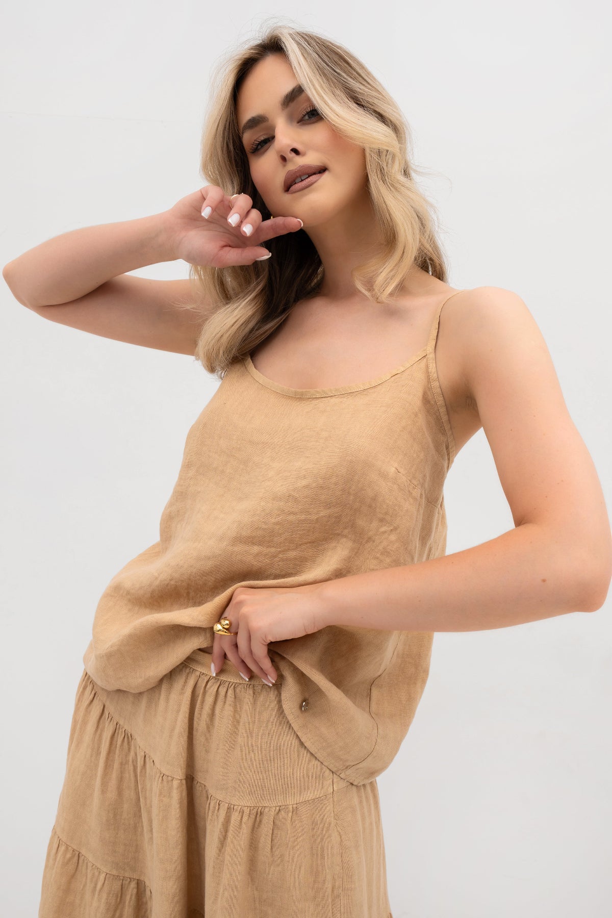 Lniany top damski na ramiączkach w stylu boho