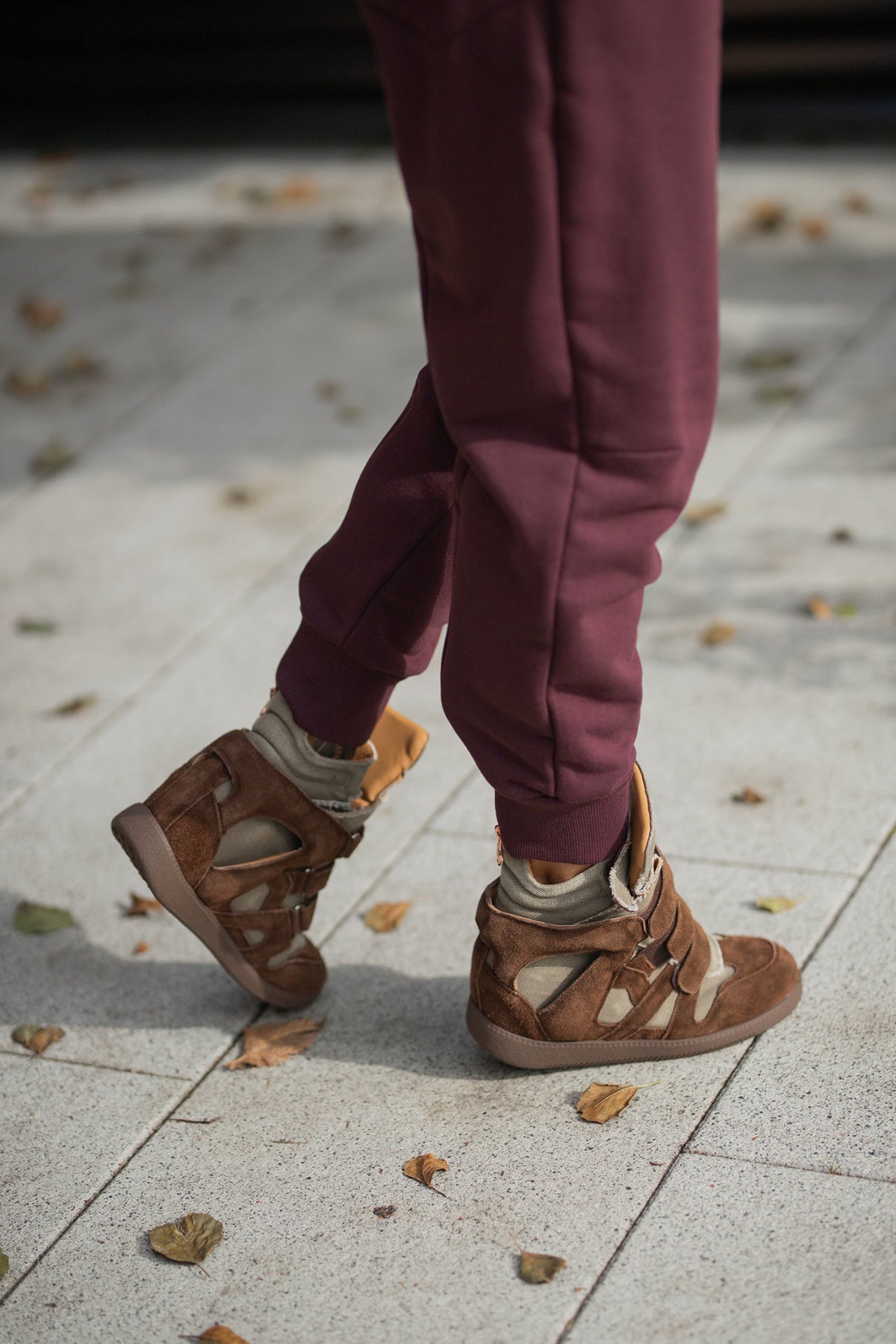 BELA Sneakersy damskie na ukrytym koturnie z zamszu