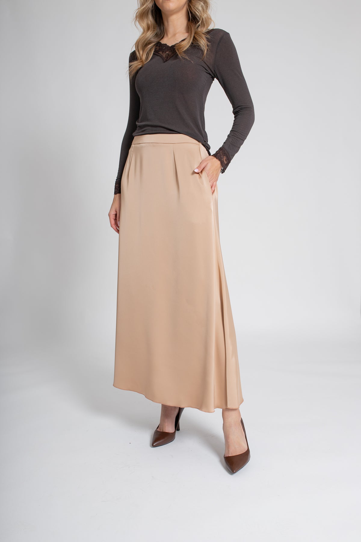 NEVA – rozkloszowana spódnica satynowa maxi