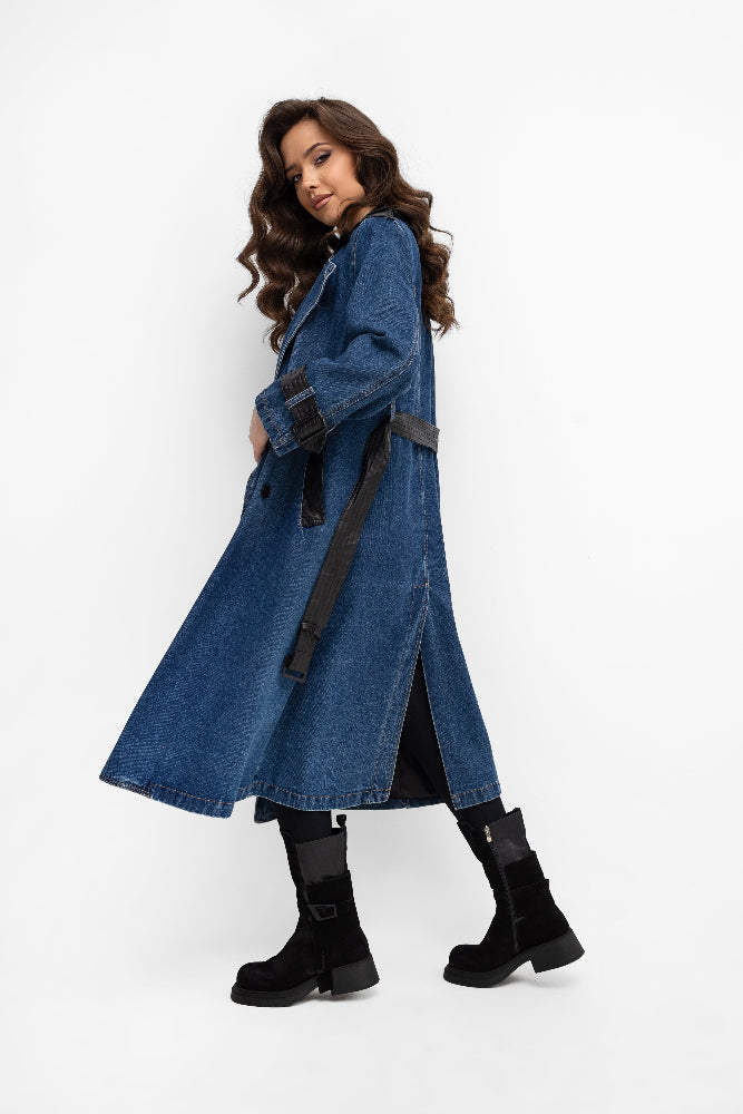 Długi płaszcz jeansowy - wstawki z ekoskóry