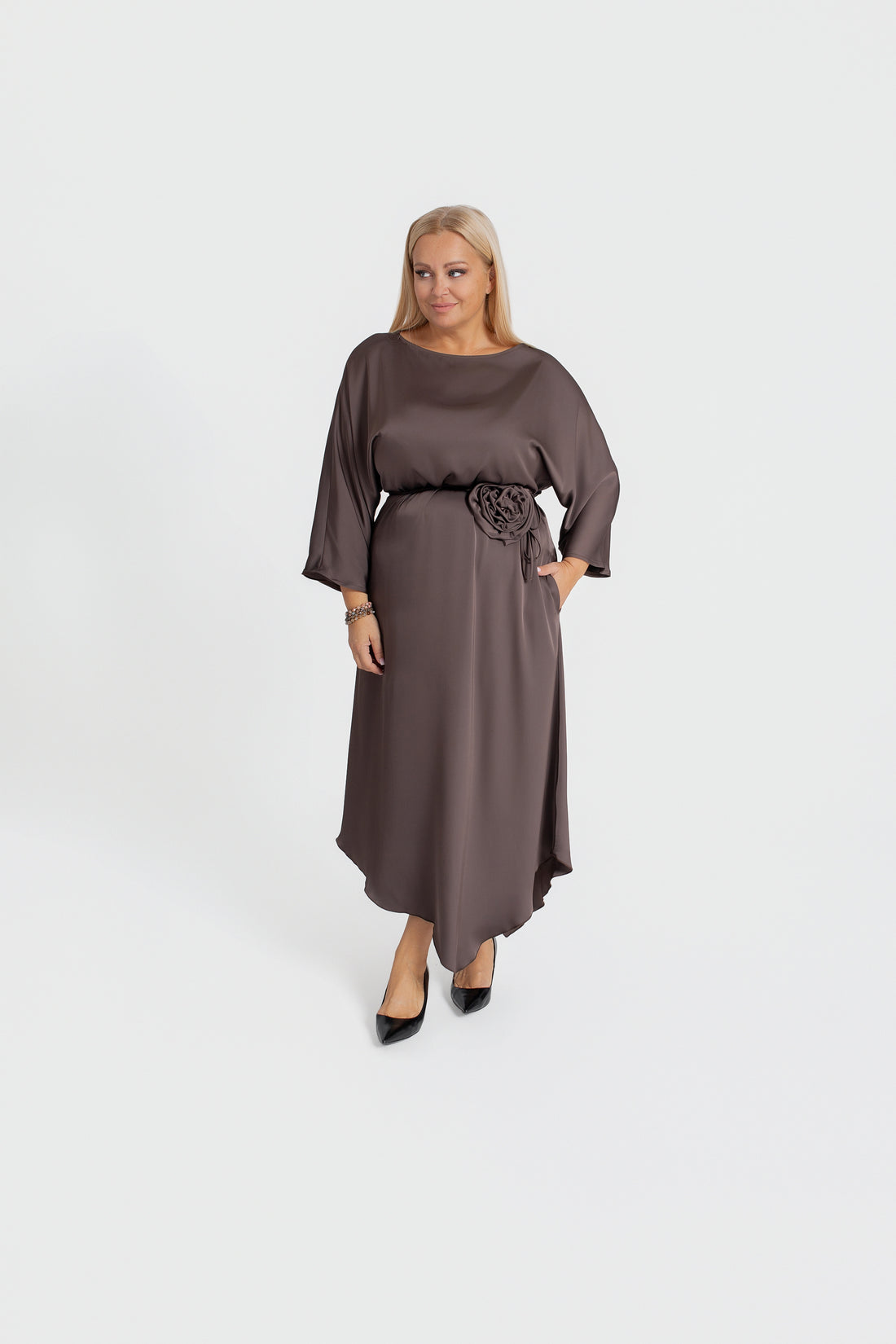 VELORIA – sukienka satynowa maxi z kwiatem