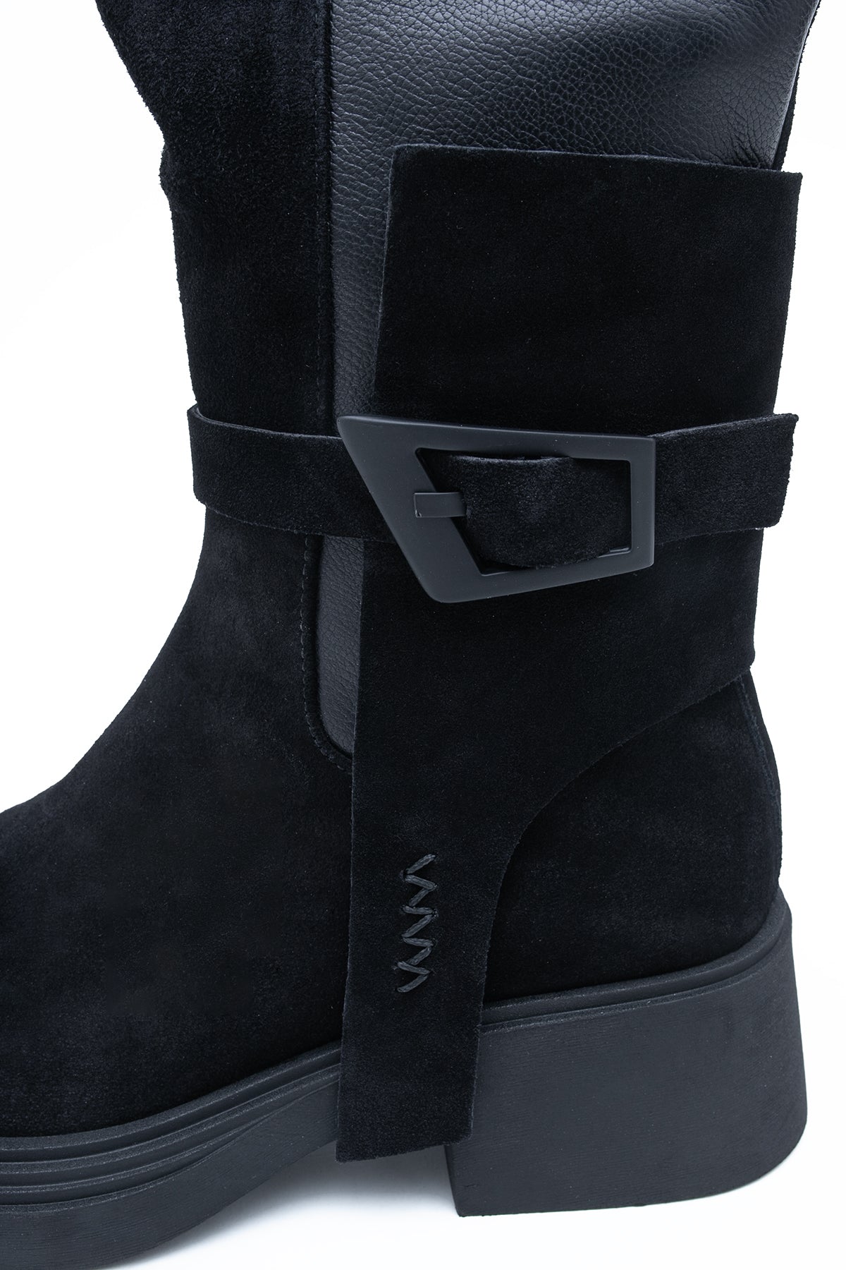 Wysokie buty ze skóry zamszowej z klamrą