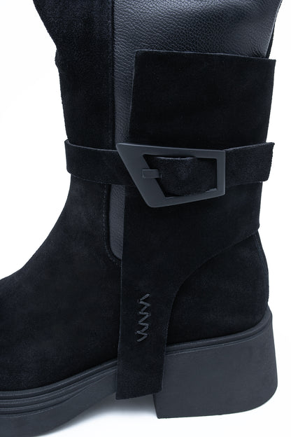 Wysokie buty ze skóry zamszowej z klamrą