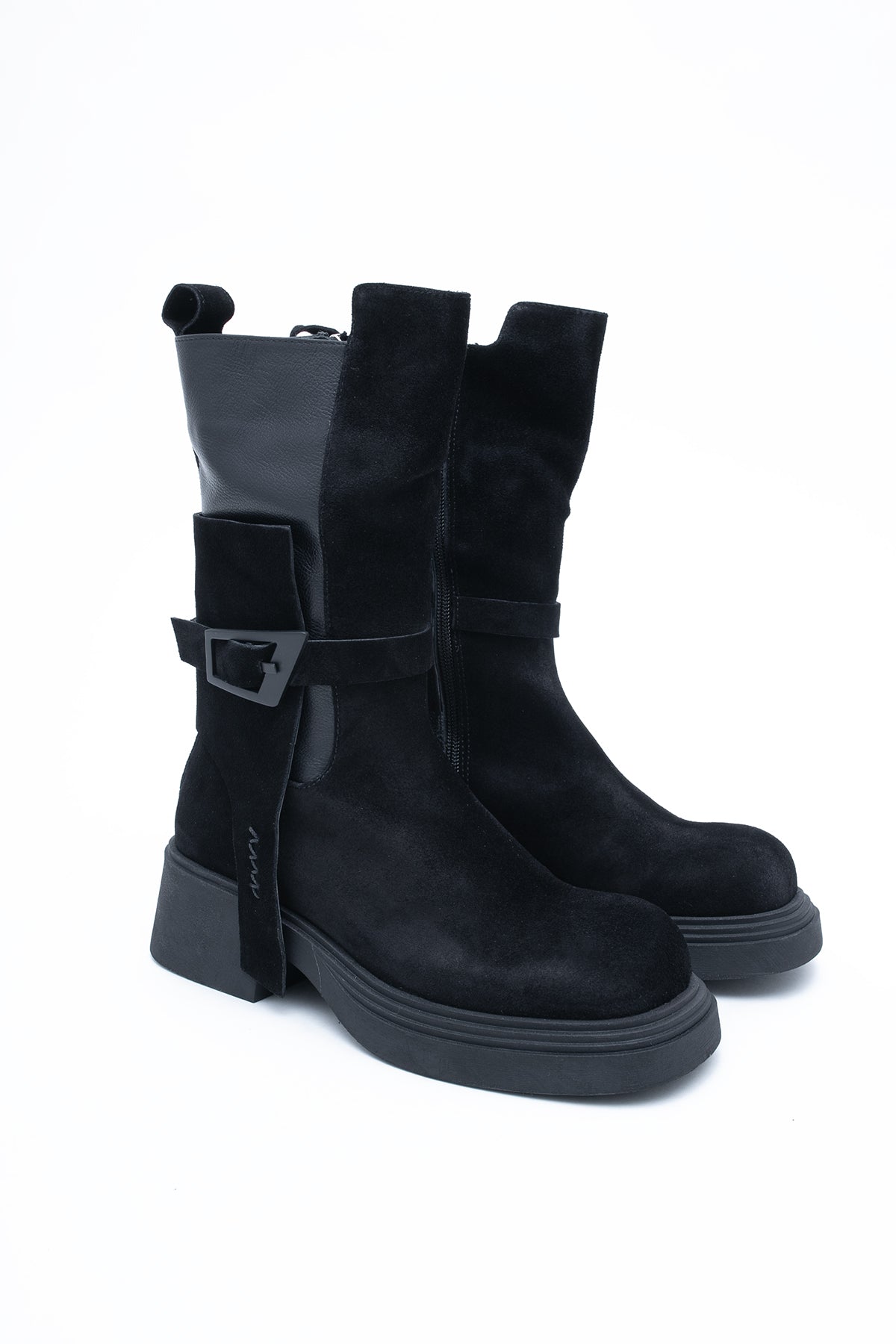 Wysokie buty ze skóry zamszowej z klamrą