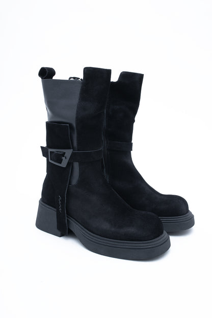 Wysokie buty ze skóry zamszowej z klamrą