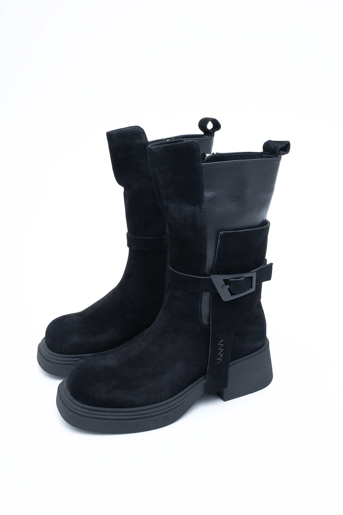 Wysokie buty ze skóry zamszowej z klamrą