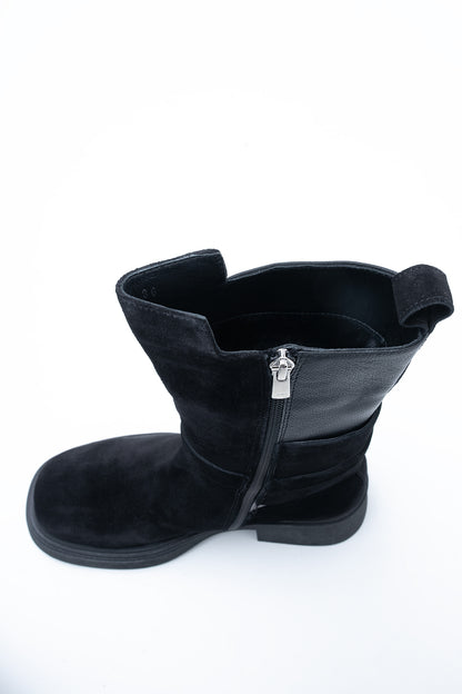 Wysokie buty ze skóry zamszowej z klamrą