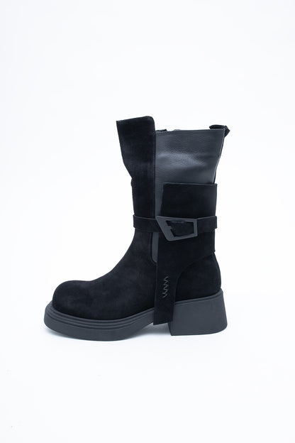 Wysokie buty ze skóry zamszowej z klamrą