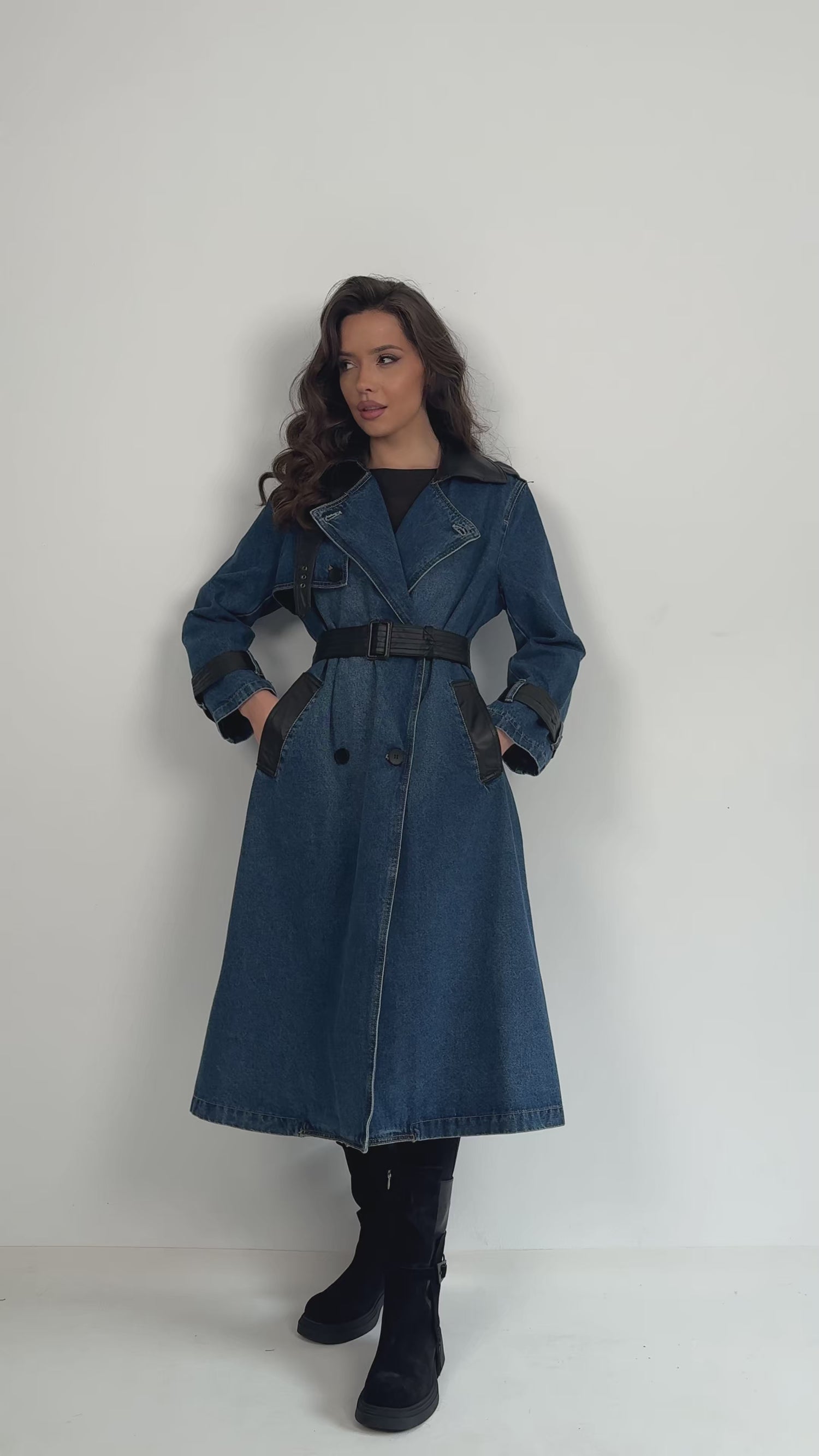 Długi płaszcz jeansowy - wstawki z ekoskóry