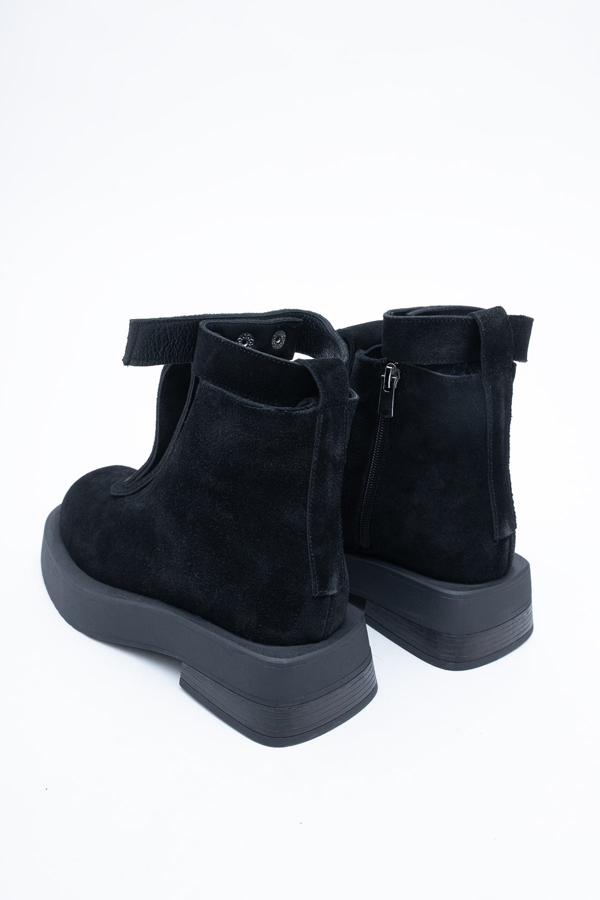 Zamszowe Botki w Kolorze Czarnym z Ozdobnym Paskiem 2w1