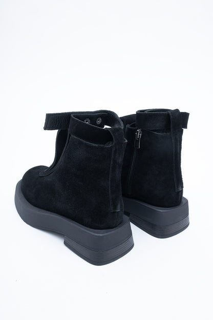 Zamszowe Botki w Kolorze Czarnym z Ozdobnym Paskiem 2w1